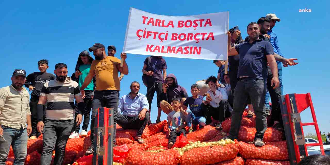 Reyhanlı’da çiftçiler soğan dökerek eylem yaptı!