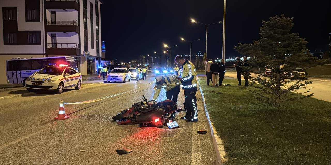 Refüje çarpan motosikletin sürücüsü hayatını kaybetti