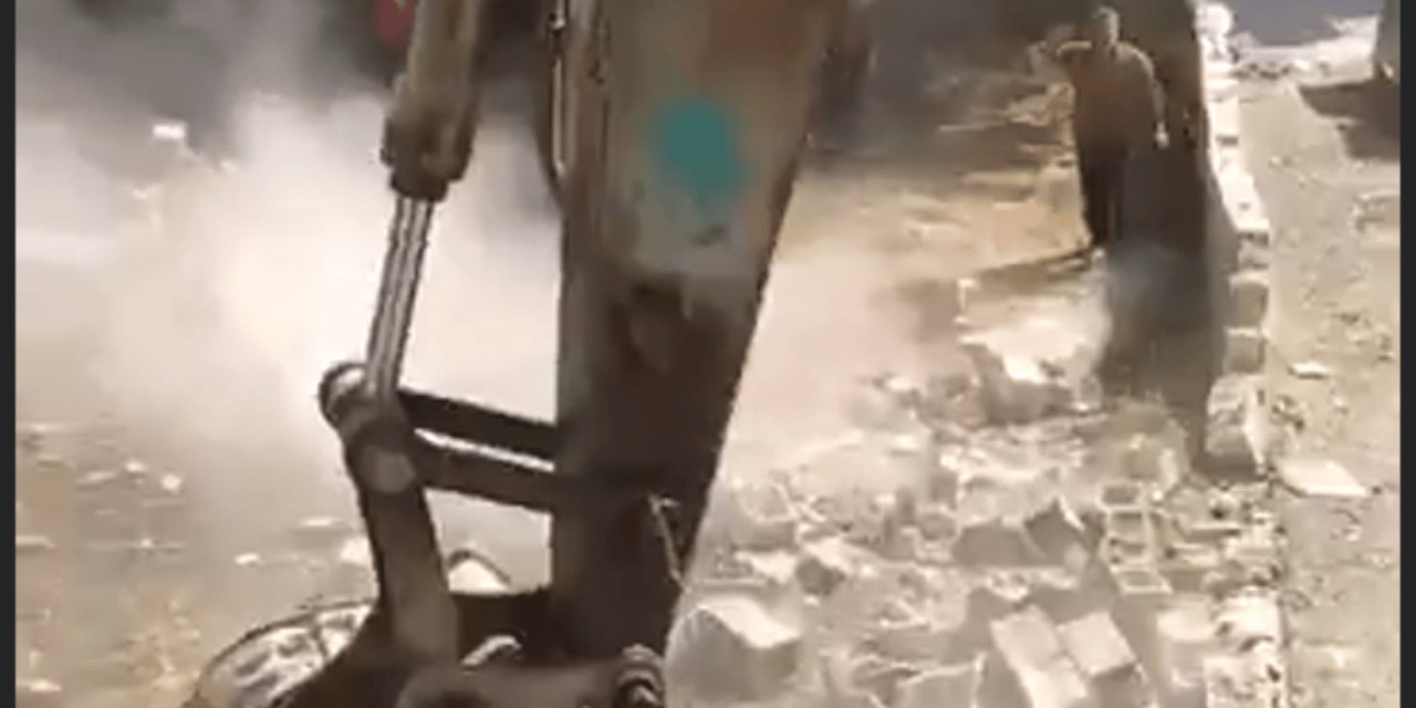 Yıkım gerginliği: Şanlıurfa'da mevsimlik işçilerin evi yıkıldı