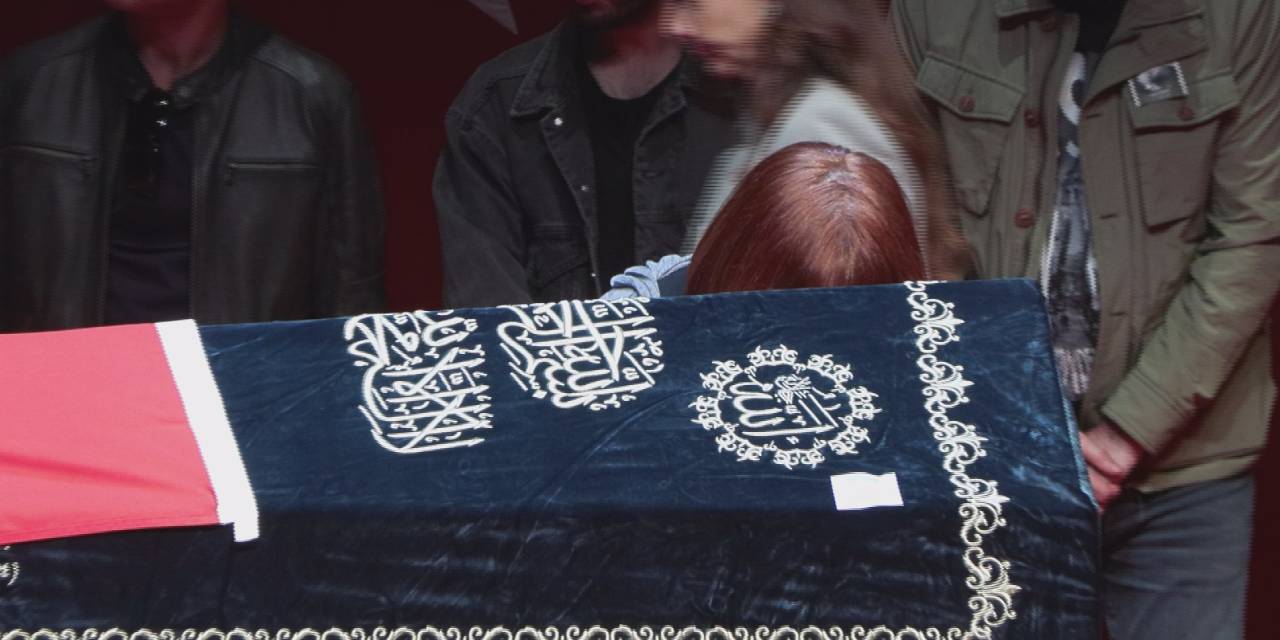 Usta sanatçıya veda: Eşi tabutunu öperek uğurladı