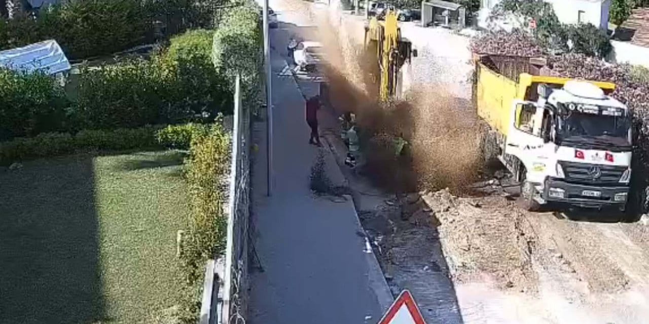 Bodrum'da 9 evi su bastı, 2 otomobil hasar gördü