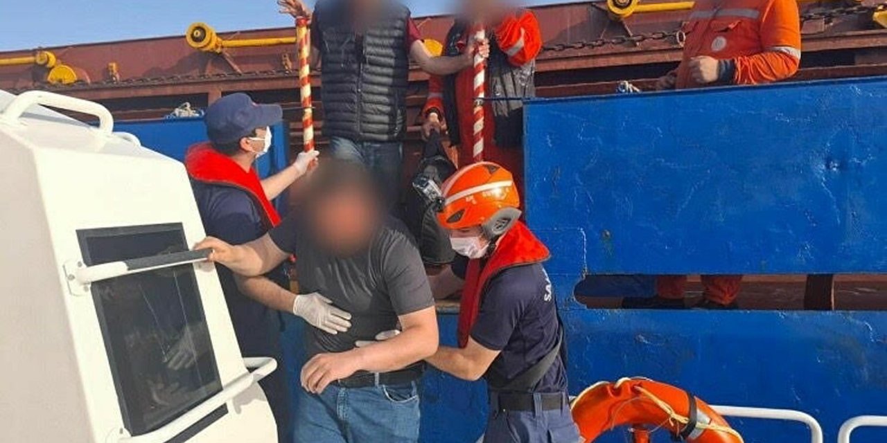 Açıktaki gemi personelleri zor kurtuldu