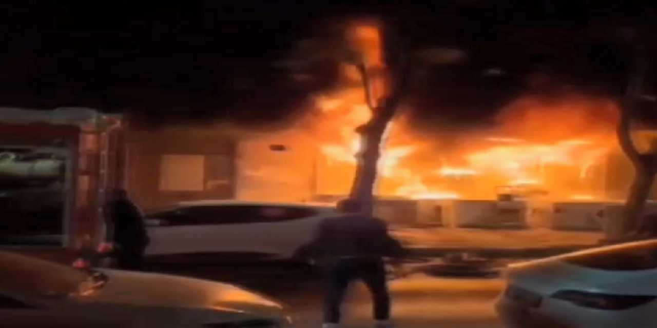 Beyaz eşya deposu alev alev yandı!