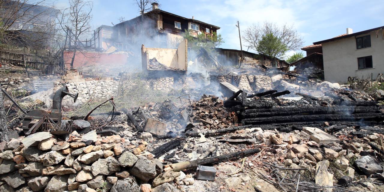 Evden yükselen alevler etrafını küle çevirdi
