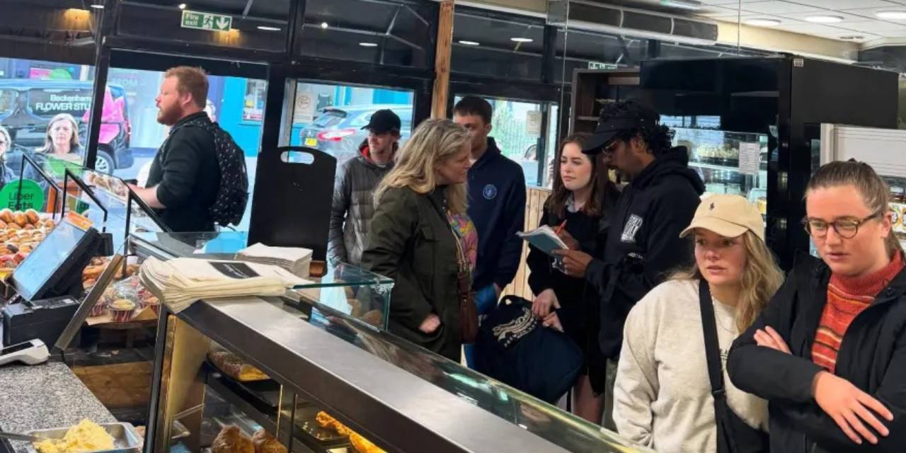 Ünlü oyuncu fırında çalışırken görüldü: Müşteriler gözlerine inanamadı