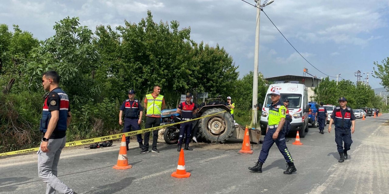 Motosiklet ve traktör çarpıştı: Herkes öldü