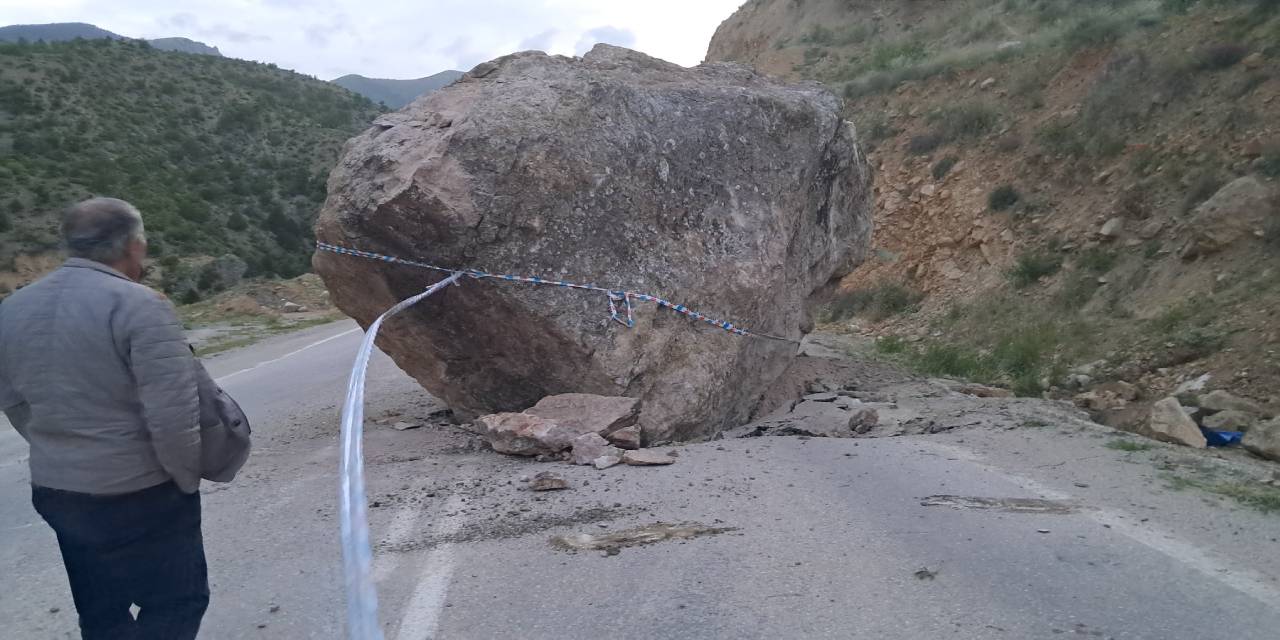 Ardahan'da faciadan dönüldü: Dev kaya parçası yola düştü