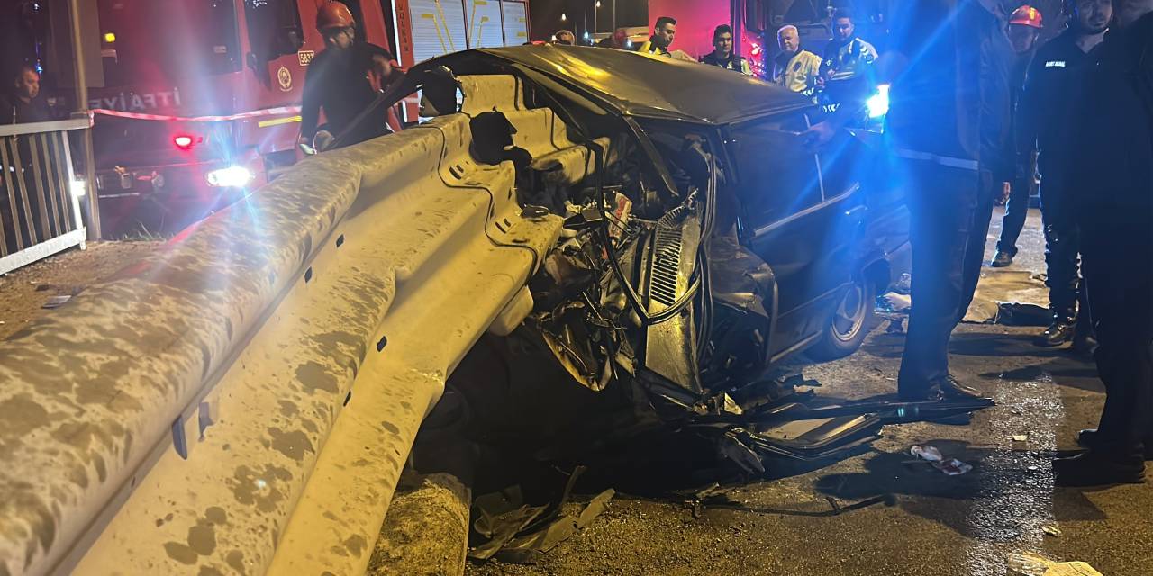 Sivas'ta feci kaza: Otomobil bariyerlere saplandı