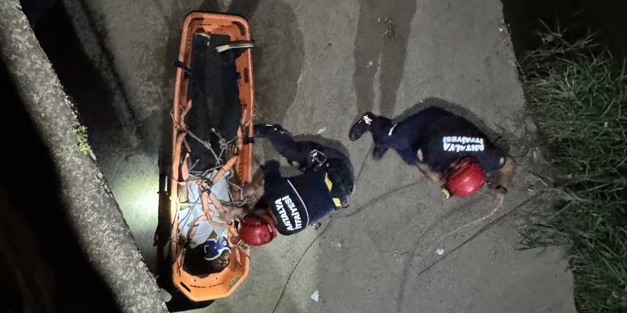 Antalya'da köprüden düşerek yaralanan kişi, itfaiye ekiplerince kurtarıldı