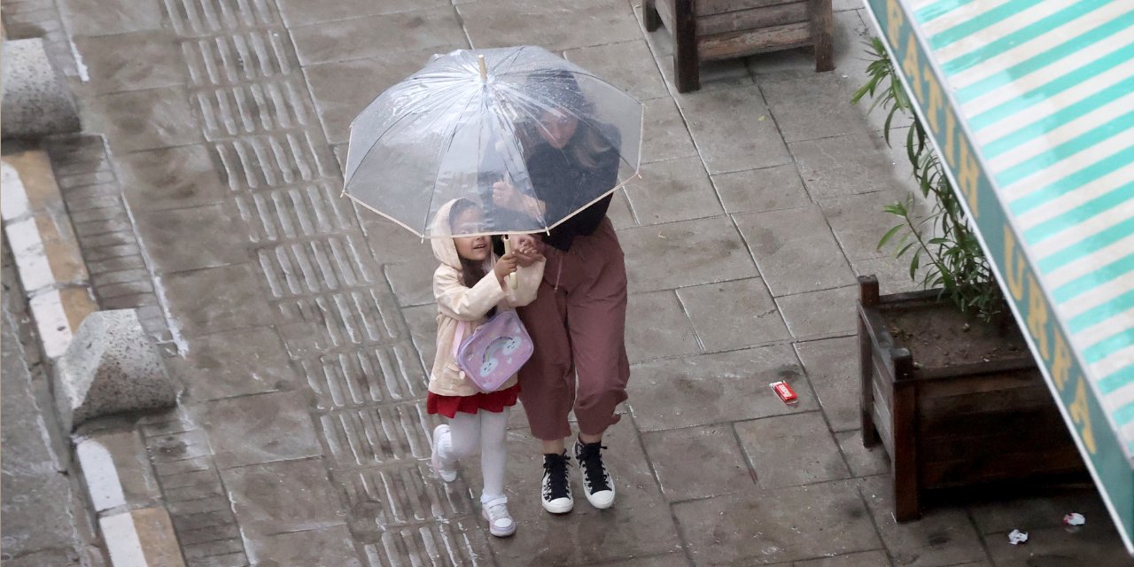 Yağmur bir anda bastırdı: 2 şehir alarma geçti
