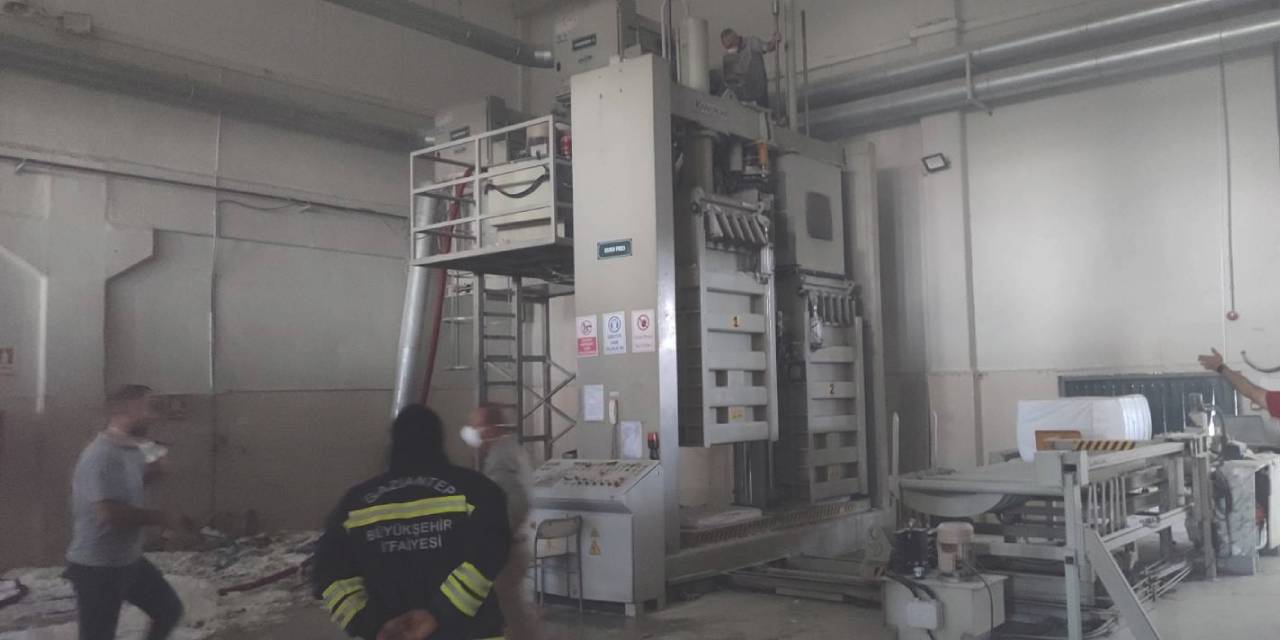 Fabrikada korkutan yangın: İşçiler hastaneye kaldırıldı