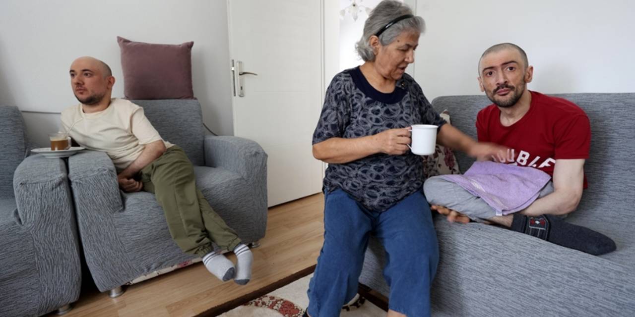 İki engelli oğluna 40 yıldır bakıyor
