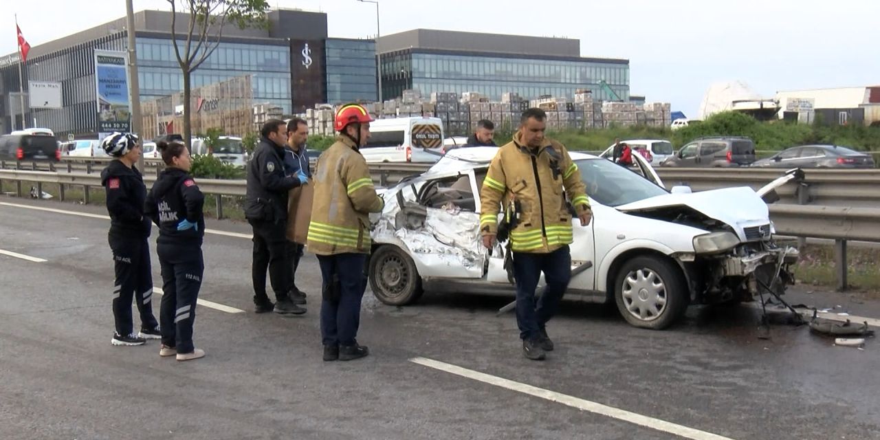 Bariyerlere çarpan otomobil takla attı: Ölü ve yaralılar var