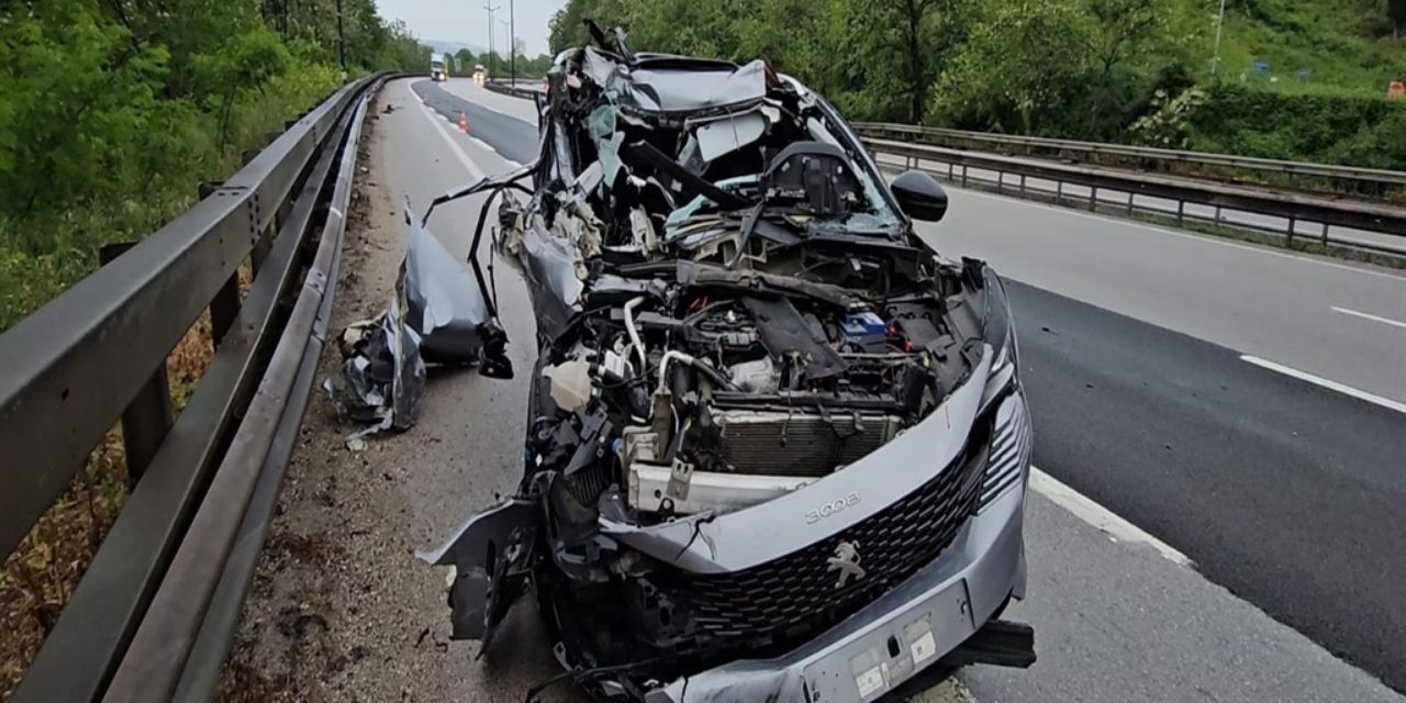 Arkadan çarpan araç hurdaya döndü sürücü yaralı kurtuldu