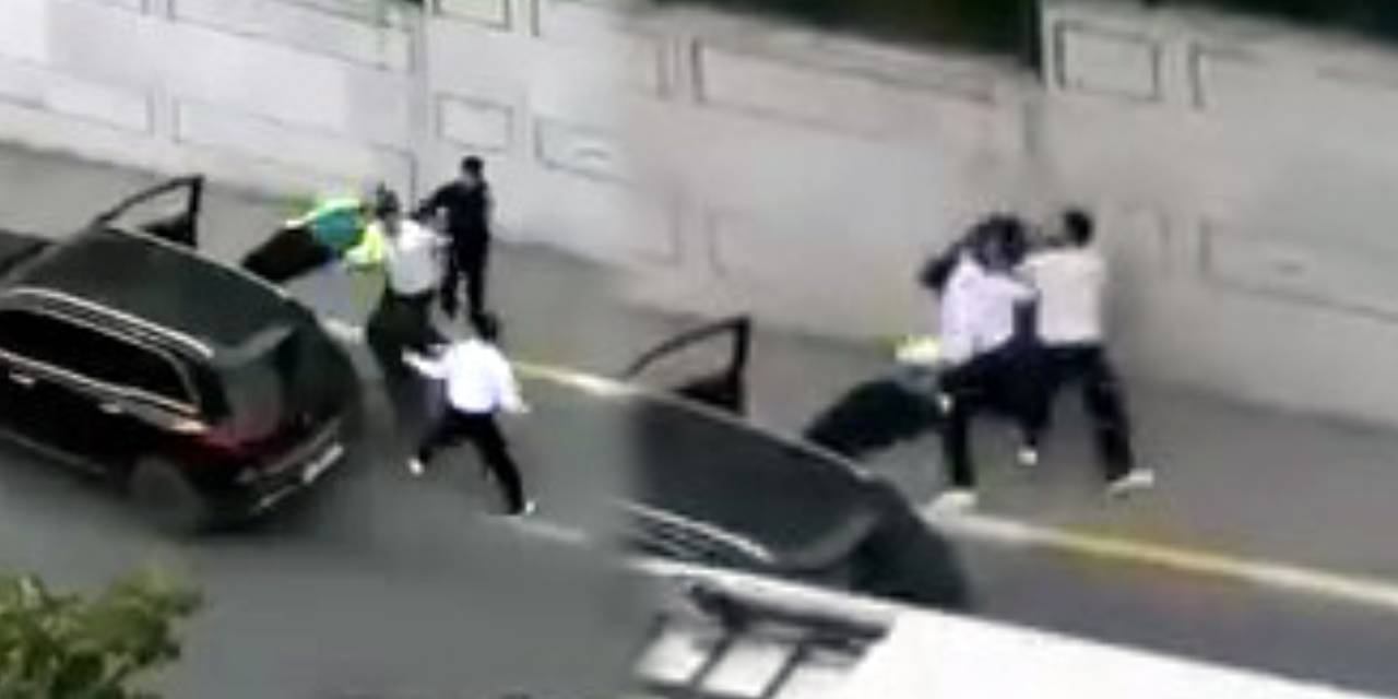 Avcılar'da yol verme kavgası: Tekme tokat saldırdılar!