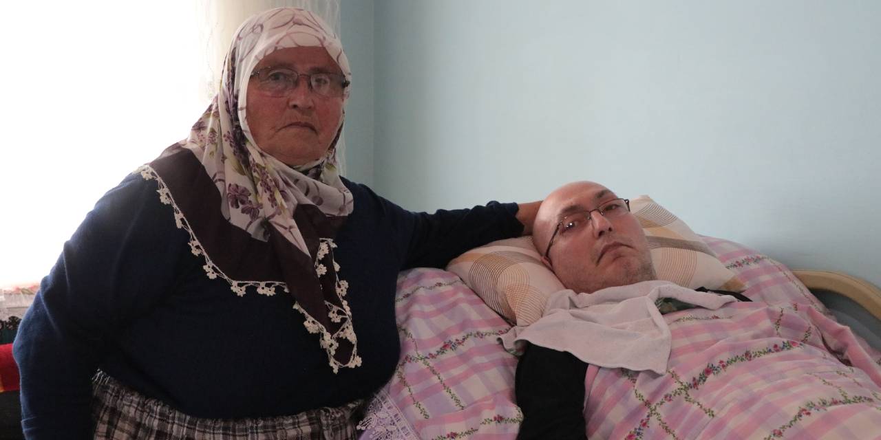 Eşini kazada kaybetti yatağa bağımlı oğluna 16 yıldır hayatını adadı