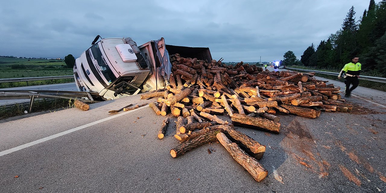 Devrilen kamyondan dökülen tomruklara çarpan otomobil takla attı