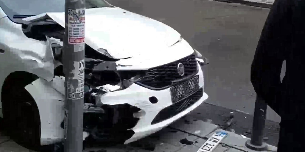 Kaldırıma çıkan otomobil aydınlatma direğine çarparak durdu