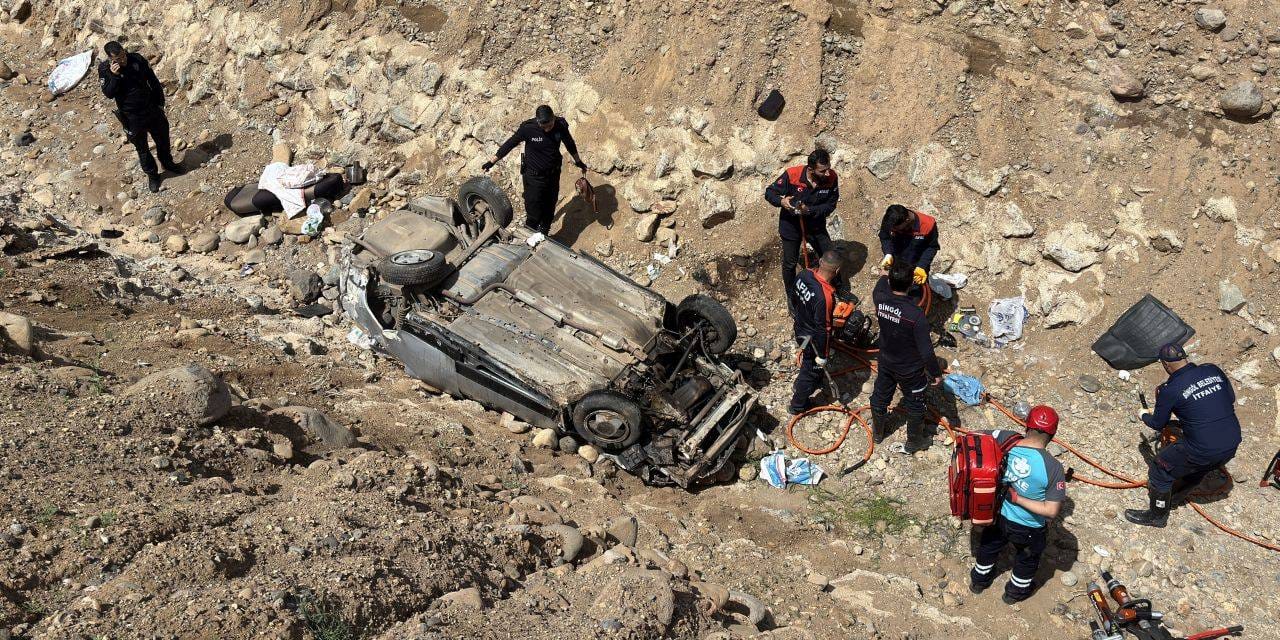 Bingöl'de korkunç kaza: Otomobil dere yatağına devrildi, 4 kişi içine sıkıştı