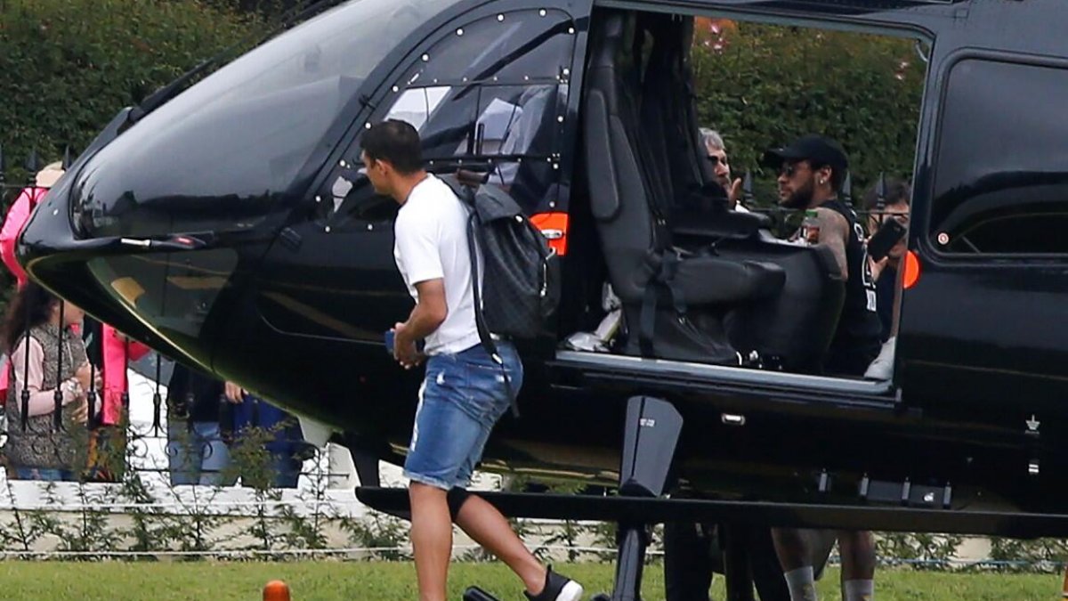 Dünyaca ünlü futbolcu idmana helikopterle geldi!