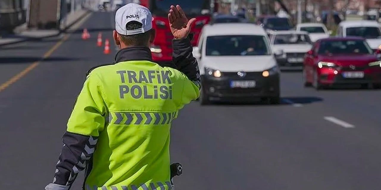 Heyelan nedeniyle ulaşıma kapatıldı