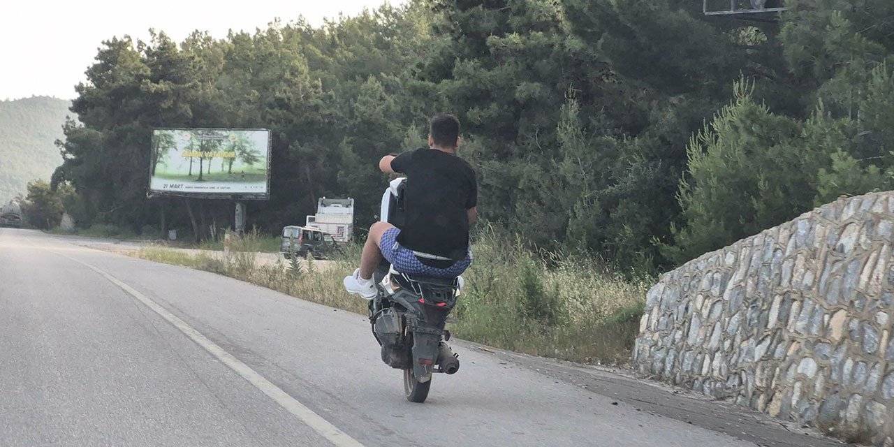 Motosiklet sürücüsünün tehlikeli yolculuğu kamerada