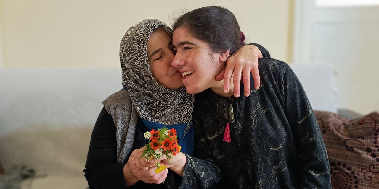 30 yıldır gözünden sakınıyor: Zihinsel engelli kızı Tuğba için yaşıyor