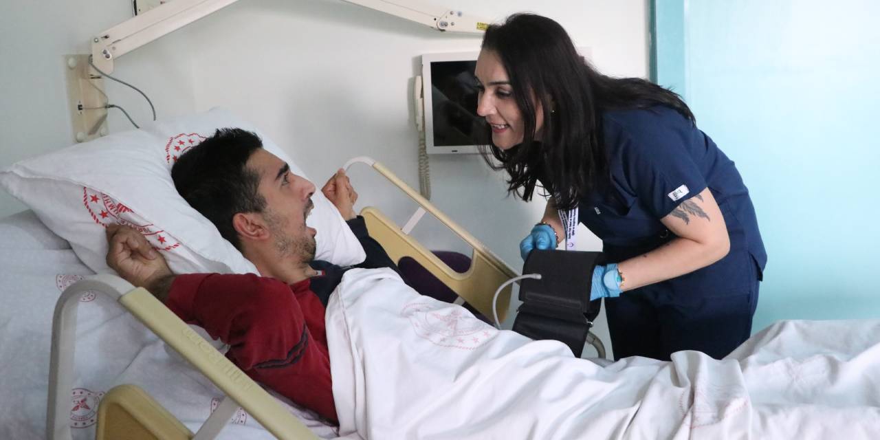 Sibel hemşire sesiyle hastaların ruhuna şifa oluyor