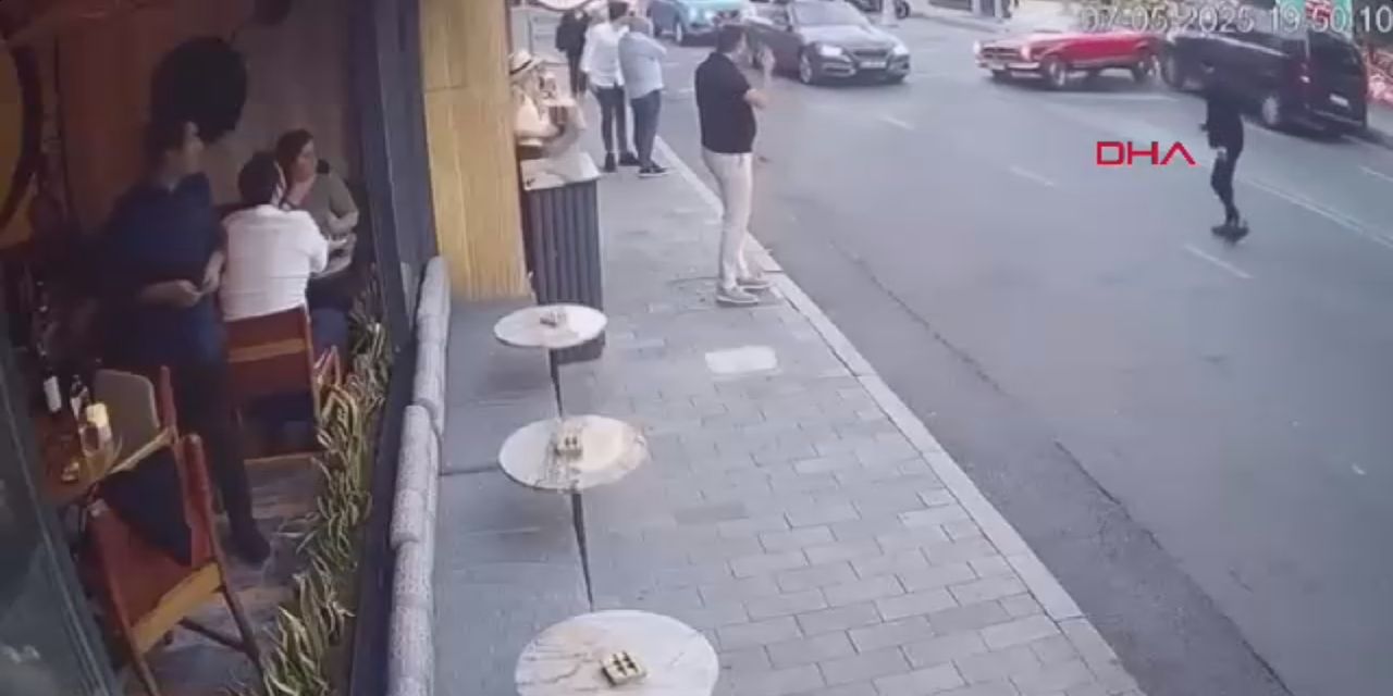 Vale, teslim aldığı klasik araçla kaza yaptı!