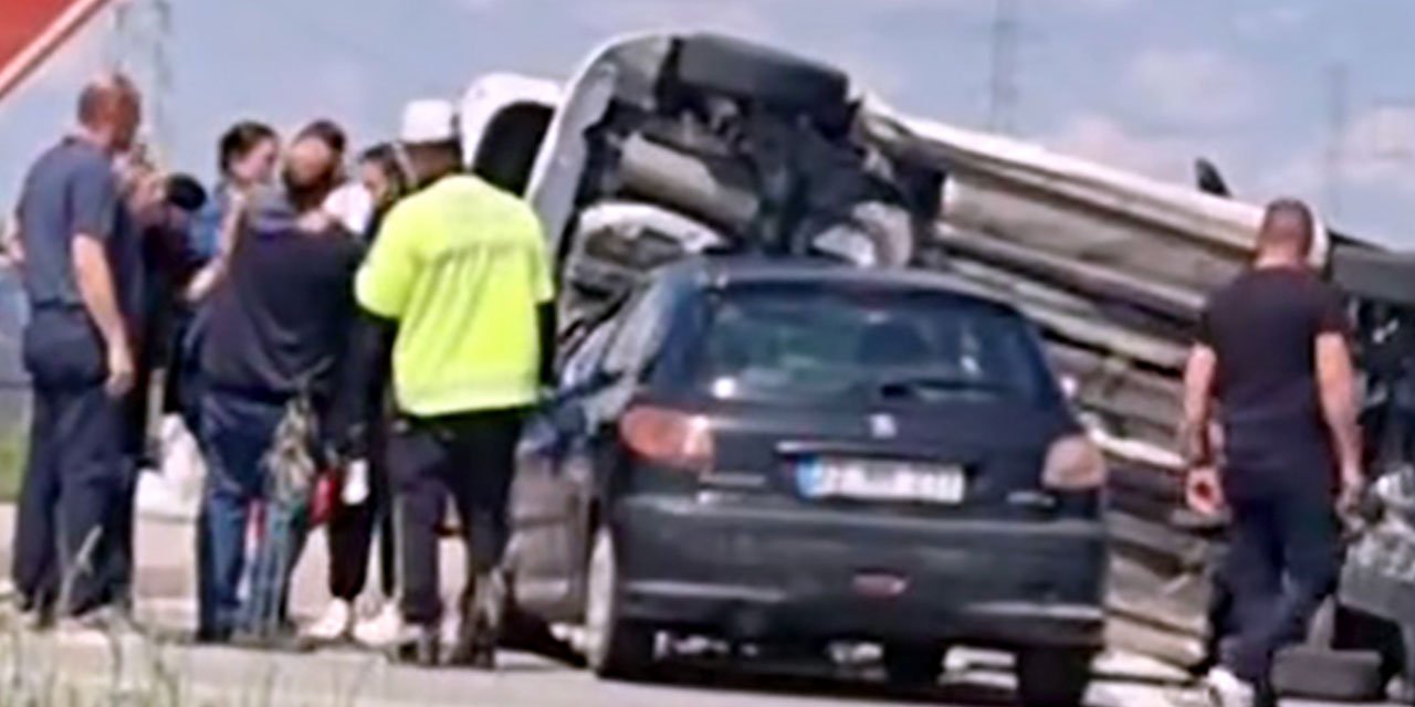 Otomobiller kavşakta çarpıştı: 5 yaralı