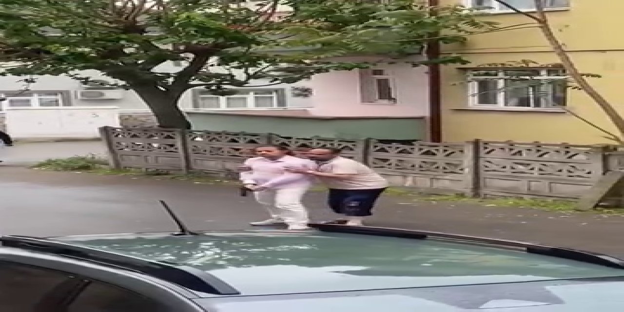 Motosiklet sesine sinirlenip balyoz ve tabancayla dışarı çıktılar