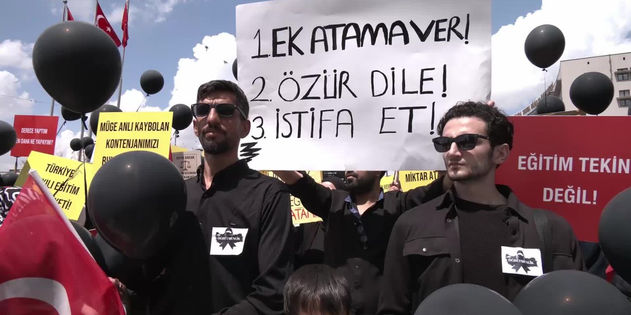 Ek atama isteyen öğretmenlerden protesto: 100 bin ücretli öğretmen varsa 100 bin açık vardır