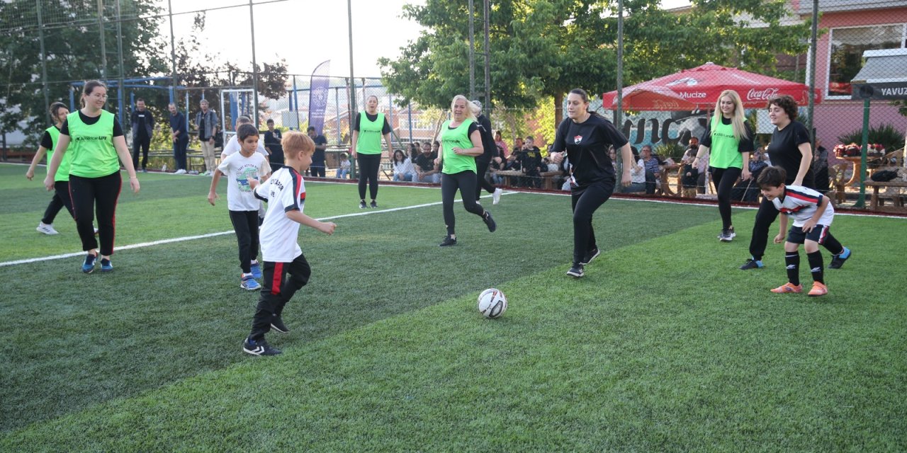 Edirne'de anneler çocuklarıyla futbol oynadı