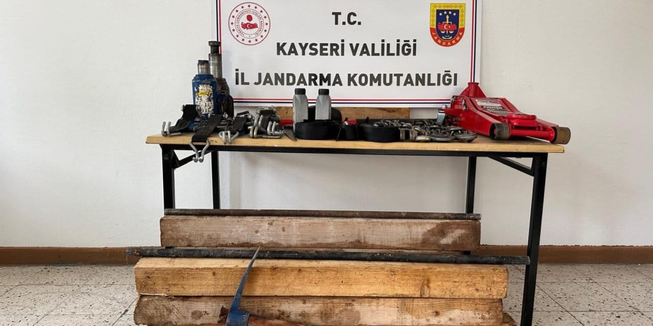 Kaçak kazı yapan 4 şüpheli suçüstü yakalandı