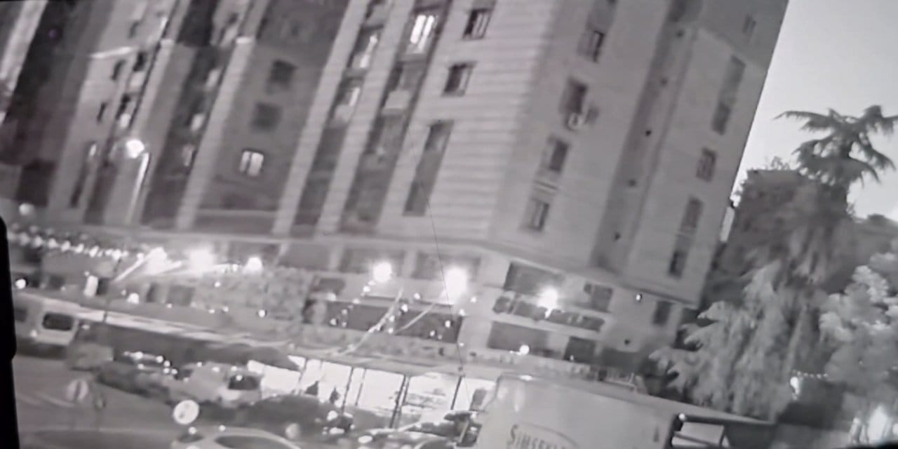 Korkudan 7. kattan atladı