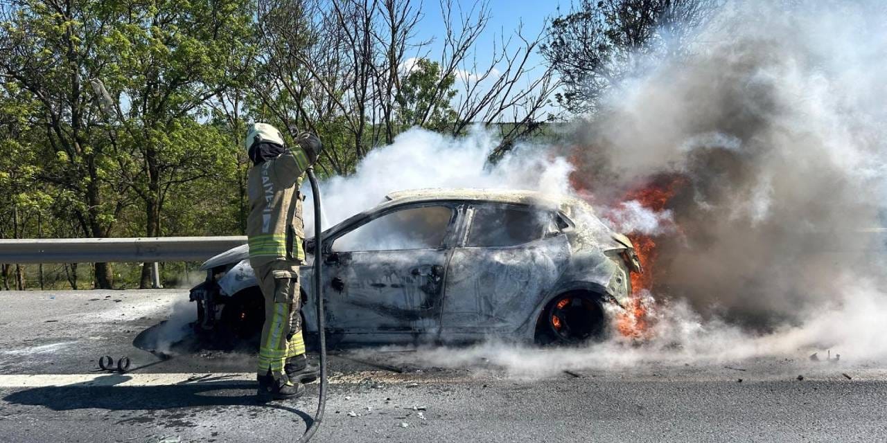 Seyir halindeki otomobil alev alev yandı