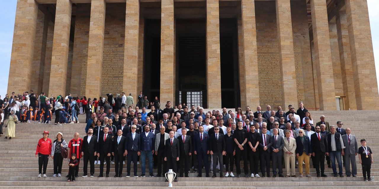 Süper Lig kupası Anıtkabir'e gitti