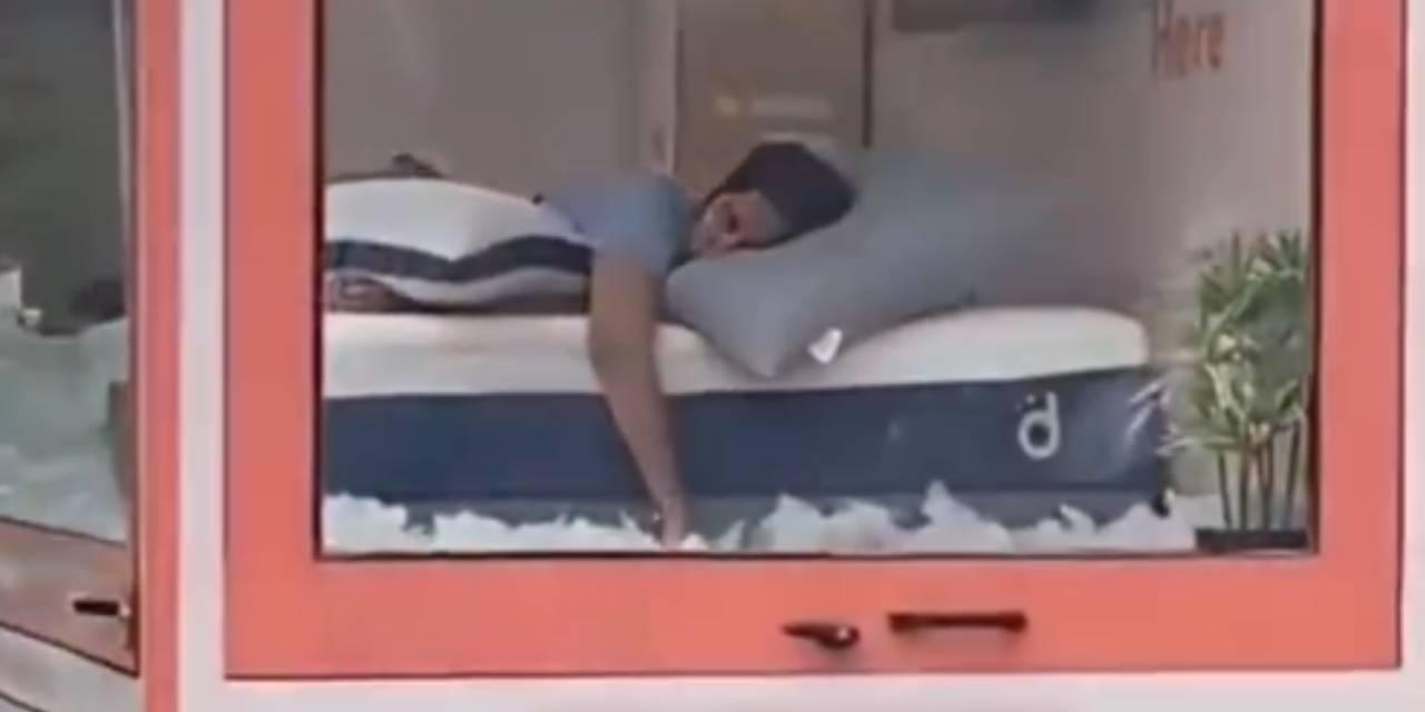 Yatarak maaş alıyor!