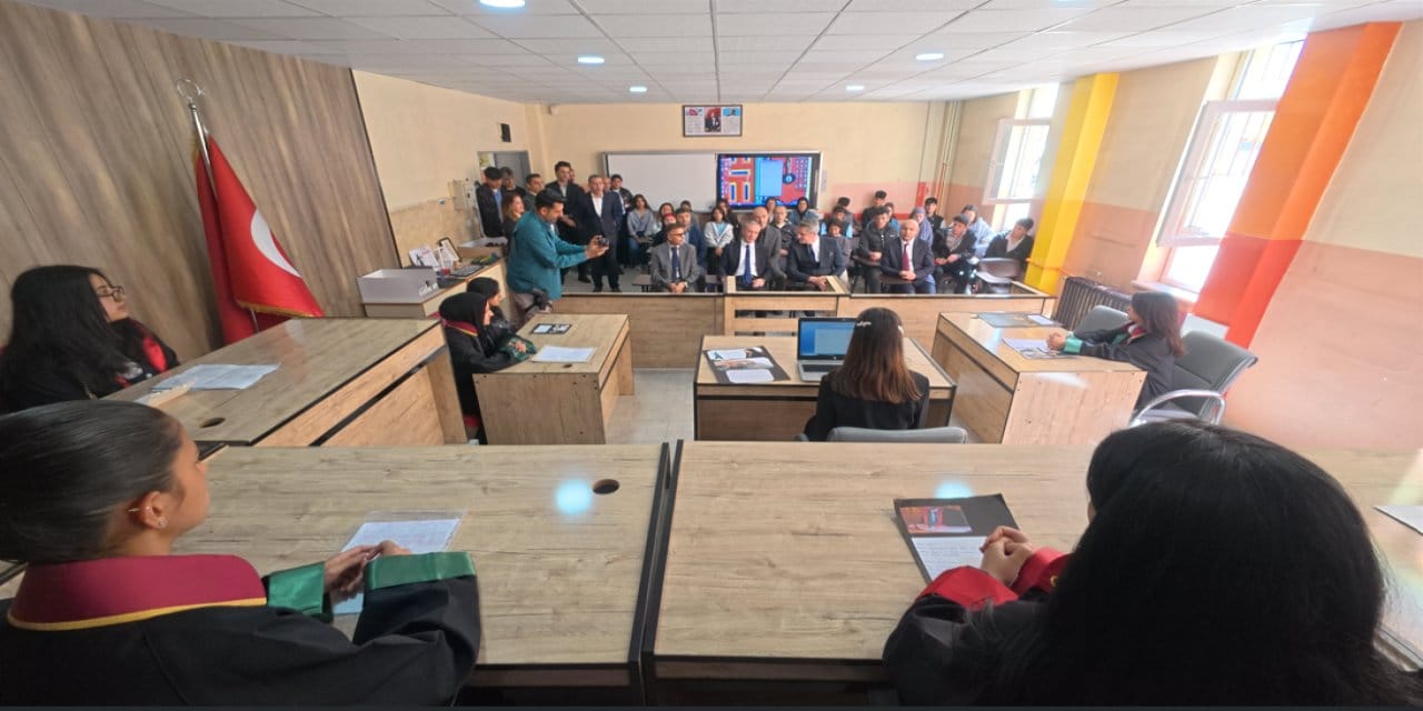 Temsili mahkeme gerçeği aratmıyor! Başsavcı bile hayran kaldı