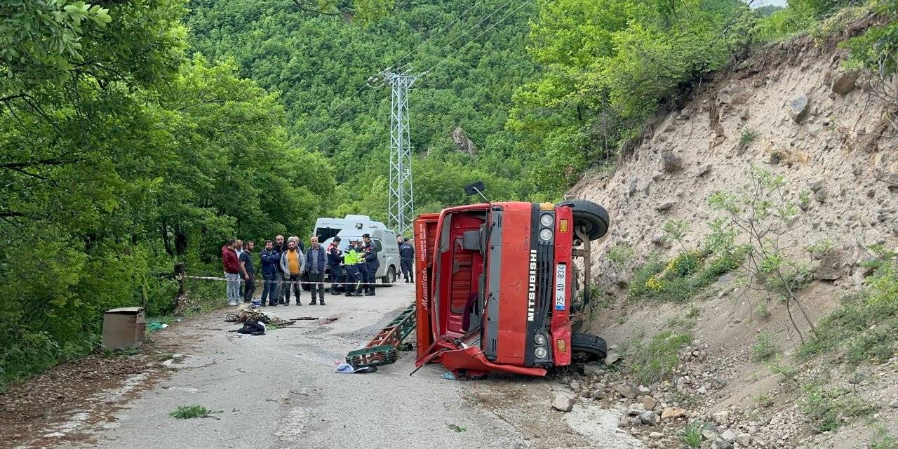 Artvin’de sondaj kamyonu devrildi 1 ölü 2 yaralı