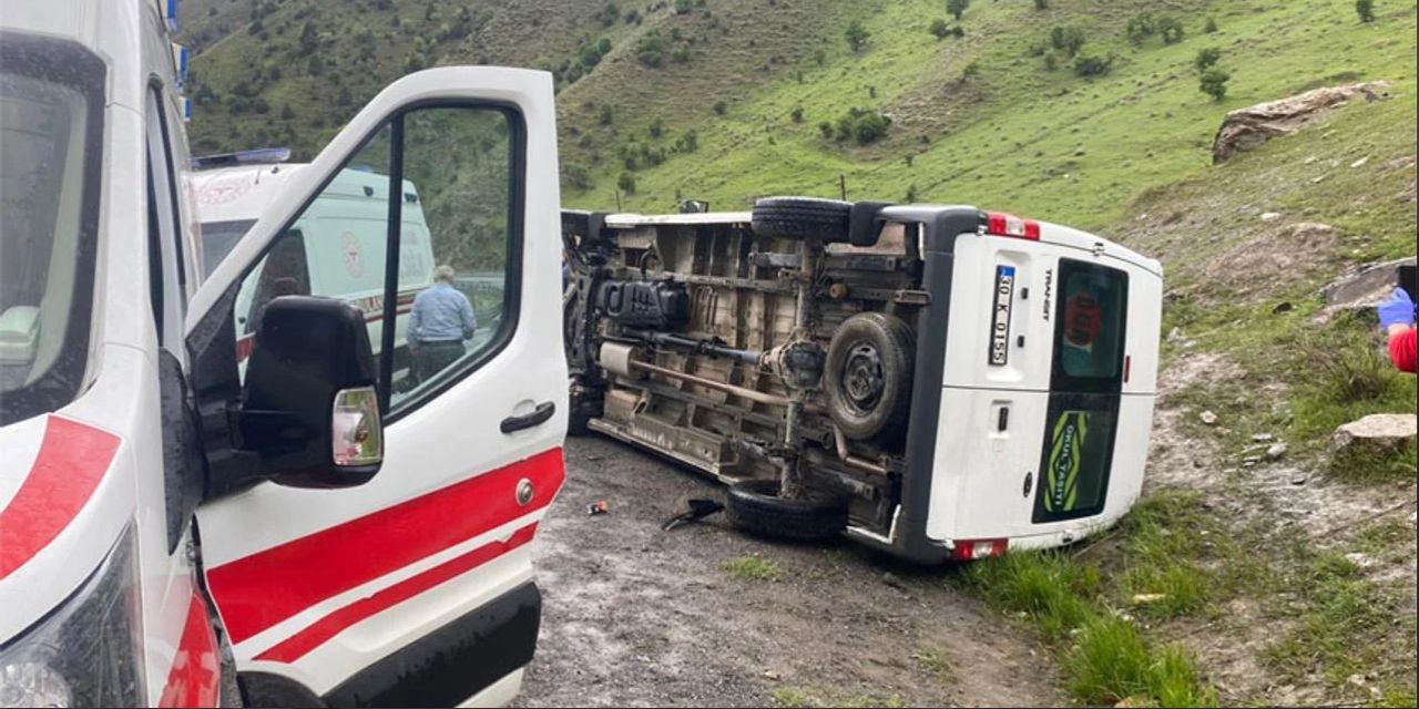 Hakkari'de öğrenci servisi devrildi: 8 yaralı