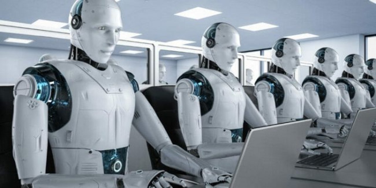 Çin'de insansı robot çılgına döndü: Personele tekme tokat girişti