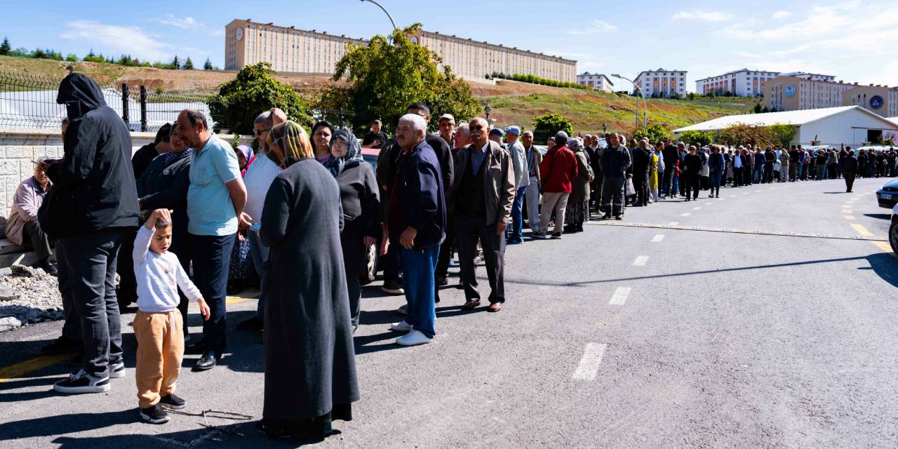 Belediye bedava dağıttı: Metrelerce kuyruk oldu