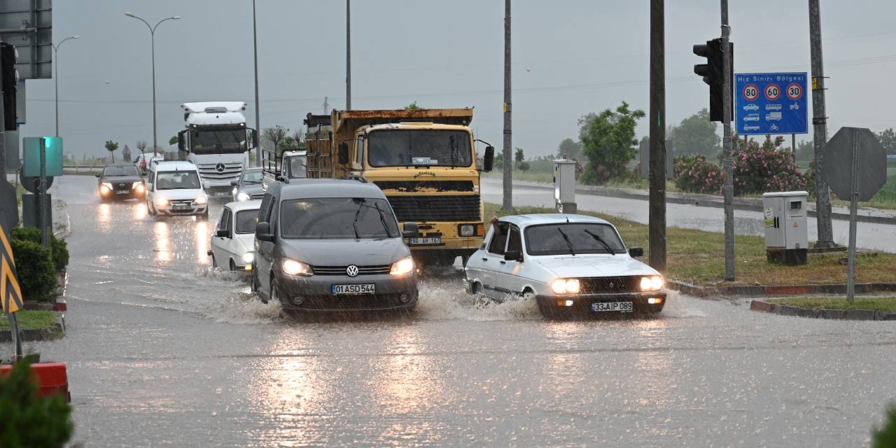 Ev ve iş yerlerini su bastı: Araçlar mahsur kaldı