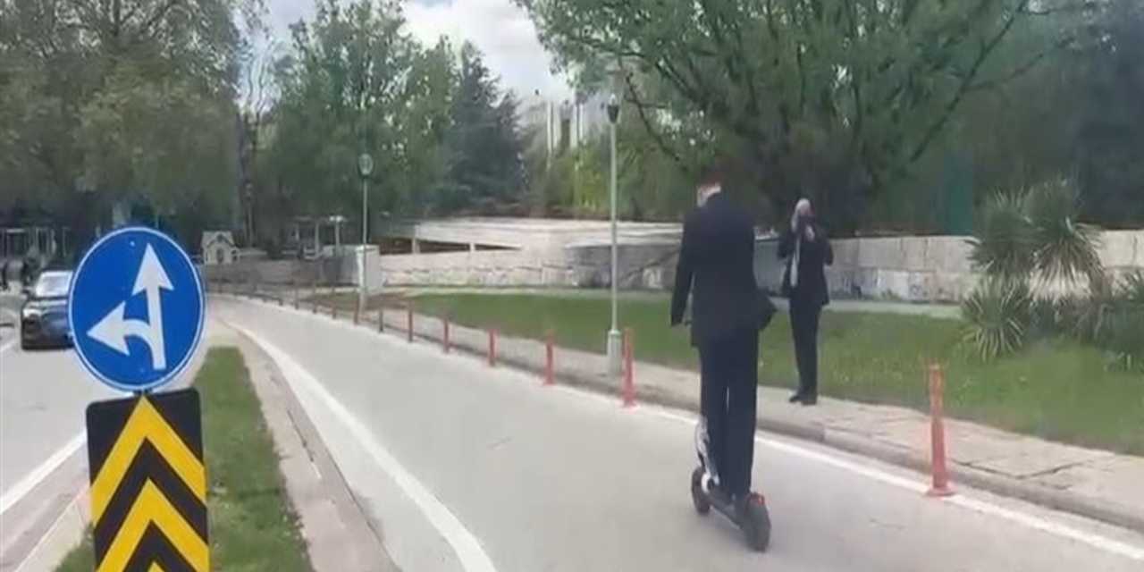 CHP'li vekil Meclis'e makam aracıyla değil 'skuter' ile geldi