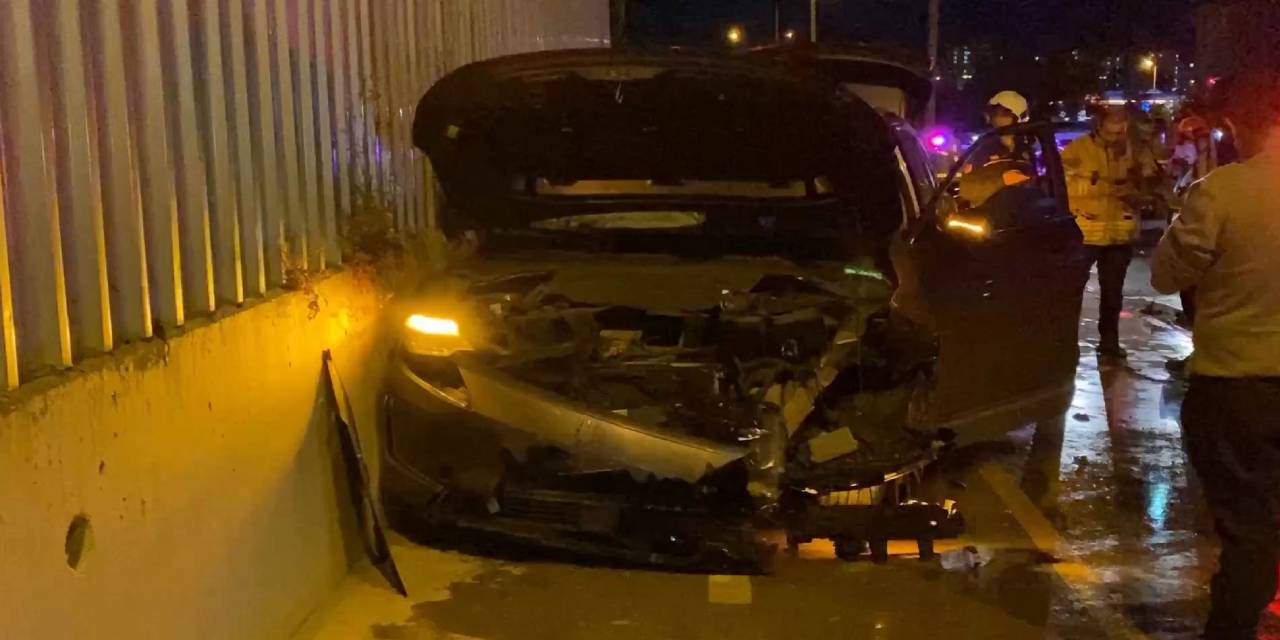 Başakşehir'de iki otomobil kafa kafaya çarpıştı: 5 kişi yaralandı