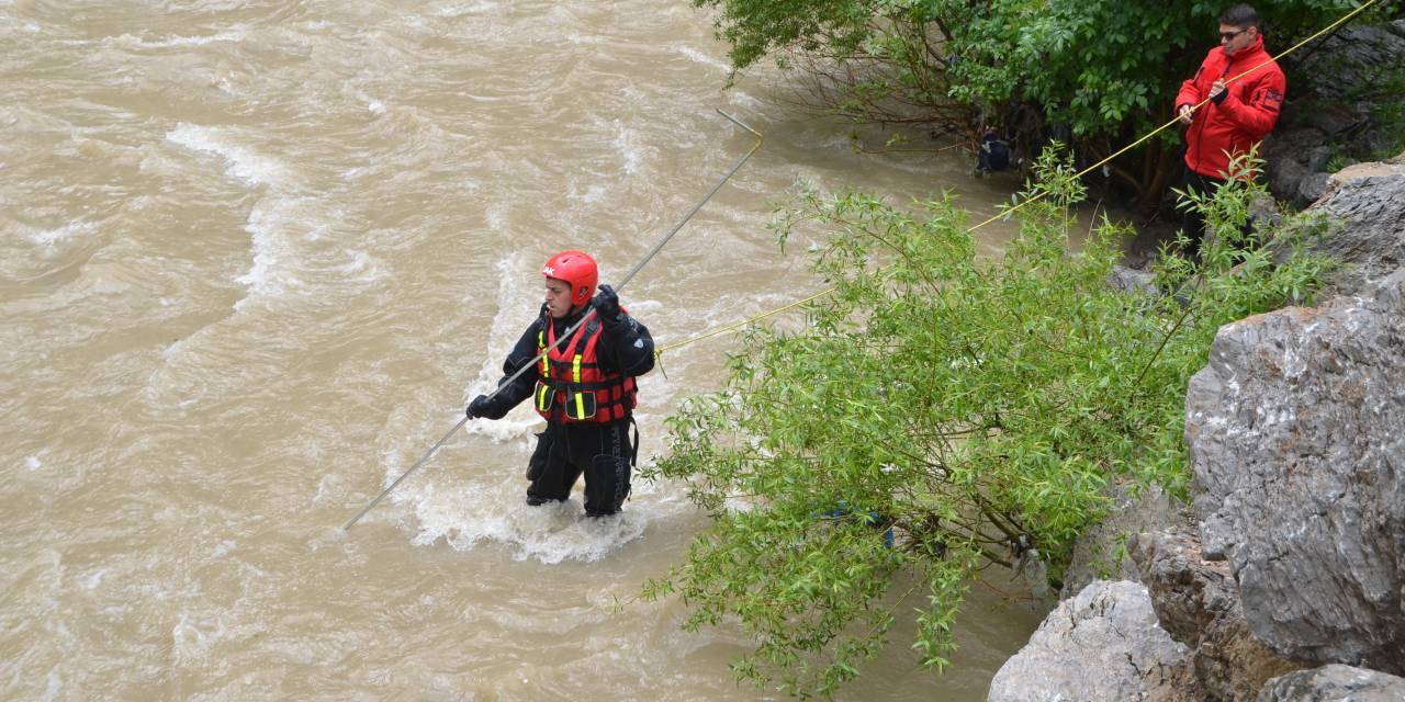 Genç piknikte dereye girdi bir daha çıkamadı: Ailesi feryat ediyor
