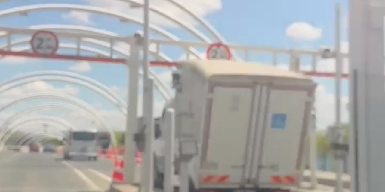 Avrasya tünelinde kaza kameraya yansıdı: Kamyonun boyunu hesaplayamadı