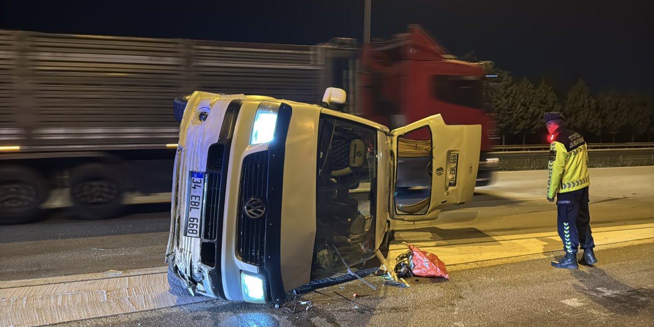 Anadolu Otoyolu'nda minibüs bariyere çarparak devrildi