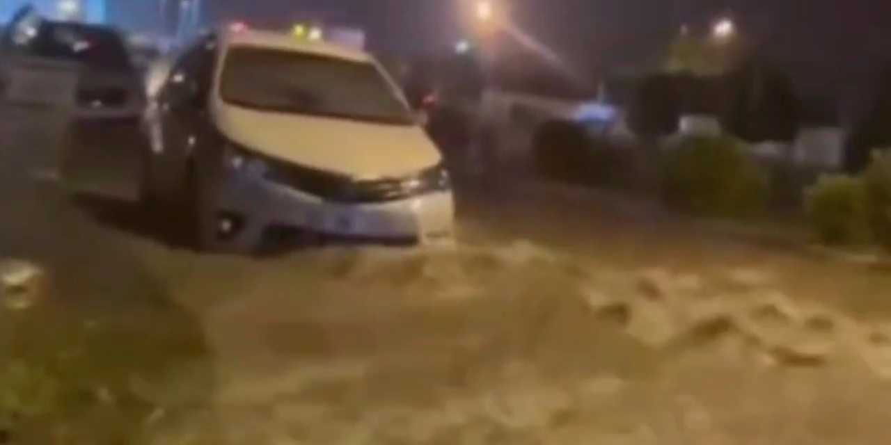 Hatay'da sağanak su baskınlarına neden oldu